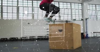 Zeminden fırlayan bir bayan atlet, pyo kutusunun üzerine inerken, fitness de sıçrama gücü ile örtüşüyor. Plyometrik, patlayıcı, çeviklik, güç, spor salonu, stüdyo, ölçümler