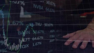 Paspasa el basan adam, yüz üstü yatırılmış borsa grafiklerini kaydırmaya başlıyor, eğitim sonuçlarını gösteriyor. Sporcu, spor salonu, odaklanma, yoğunluk, disiplin, dayanıklılık