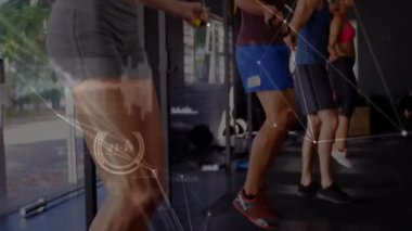 Cam 'den yüzlere, fitness grubunun atlama halatlarından atlaması, HUD' nin üzerlerindeki veri tablolarını kaplaması. Kardiyo, spor salonu, antrenman, senkronize, enerjik, dinamik, takım çalışması