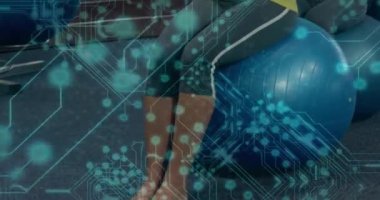 Egzersiz topları üzerinde üç kadın kollarını çırpıyor. Devre, fitness için iz sürme duruşunu örtüyor. İstikrar, denge, grup, eğitim, eşzamanlama, koordinasyon, spor salonu