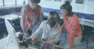 Oturan adam fareye tıklayarak parmak izlerini ve monitörleri gösteriyor ve tasarım için görsel seçiyor. İşbirliği, takım çalışması, stüdyo, ofis, gün ışığı, masaüstü, ekran