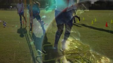 Baş oyuncu tatbikata başlıyor, engellerden atlıyor ve antrenman için koni kesiyor, kozmik örtüşme karışımı. Takım çalışması, sprint, çeviklik, alan, çim, çim, atlet