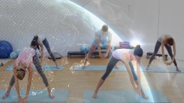 Lider ipucunu takip eden fitness grubu, yükselme ve kıvrılma hareketleri, küre üzerindeki titremelerle ısınma. Mats, stüdyo, yoga, sınıf, ritim, gerilme, hareket