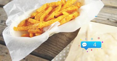 Küçük mavi baloncuk patlıyor, sayaçlar yükseliyor ve kamera sandviçe yönelirken ilgi gösteriyor, patates kızartması. Kırsal, piknik, açık hava, güneş ışığı, ciabatta, yeşiller, kesme tahtası