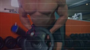 Spor salonundaki adam halteri kavradı ve sete başladı, çizelgeleri takip ederken sırayla dizildi. Halter, atlet, yoğunluk, odaklanma, egzersiz, ekipman, ayna