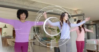 Evde esneme hareketleri yapan üç kadın, AR HUD, iyileşme duasına rehberlik eden kollarını beliriyor. Nefes alma, senkronizasyon, kaplama, iç kaplama, açılış planı, farkındalık, fitness