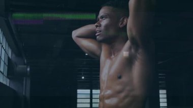 Erkek sporcu setten sonra iyileşiyor. Spor salonunda zor nefes alıyor. Gövde ve pencereler üst üste biniyor. Depo, endüstriyel, kaslı, karın kası, ter, odaklanma, arıza