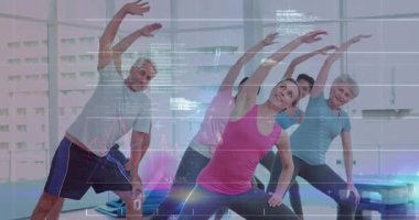 Başroldeki kadın rehber sınıfa, üst üste gelen verilerle, fitness dersinden sonra eğilip bükülüyor. Grup, gerilme, yan, hamle, stüdyo, gün ışığı, paspaslar