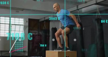 Pyo kutusunda ağırlık değiştiren adam, bar çizelgelerini yoğunlaştırarak zıplıyor ve ribaund yapıyor. Plyometrik, stüdyo, atletik, odaklanma, yoğunluk, kaplama, analitik