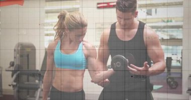 Elinde dambıl tutan bir kadın antrenör olarak kırmızı çizgiler çiziyor. Spor salonunda forma giriyor. Koçluk, teknik, fitness, antrenman, ağırlık, ekipman, kavrama