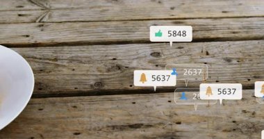 Rozetler sağa kayıyor, sola kayıyor, tabak hamburgerle kayıyor ve patates kızartması kümeleniyor. Sandviç, yemek, kırsal, masa üstü, düz tabaka, bildirimler, simgeler