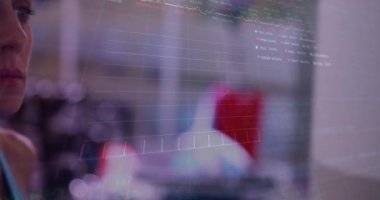 Kamera odak noktasını çekiyor, kadın saçlarını düzeltirken sağlık tabloları göğüs hizasında kayıyor, istatistikleri takip ediyor. Holografik, üstüste, veri, ölçüm, uygunluk, konsantrasyon, oturma odası