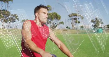 Kettlebell 'i sürükleyen adam kalça hareketini başlatıyor. İniş takımlarına baskı yapıyor. Eğitim ölçümlerini gösteriyor. Açık hava, alan, çimen, fitness, güç, egzersiz, odaklanma