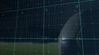 Nişancı gol atıyor, top kaleye yuvarlanırken GK dalıyor ve yalan söylüyor, spor teknolojisi takip ediyor. Futbol, kaleci, stadyum, gece, açık hava, çim, eldiven