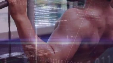 Yetişkin erkek aşağı çekme çubuğunu kavrıyor, fitness HUD kas gücünü takip ederken sabit repertuar çekiyor. Spor salonu, yalınayak, kaslı, kablo, üstüste, dijital, analitik