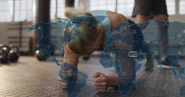 Yüksek çözünürlüklü harita zayıflarken spor salonunda ön kol kalası tutan kadın fitness ölçümlerini vurguluyor. Antrenör, stajyer, çekirdek, istikrar, minimal, fütüristik, analitik