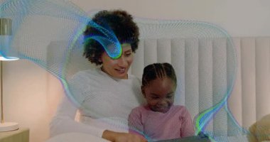 Anne tableti tıklatıyor. Kıza yatağın kontrolünü veriyor. Canlandırılmış deniz mavisi dalgası öğrenme gücünü arttırıyor. Aile, çocuk, aygıt, ekran, bağ, eğitim, rahat