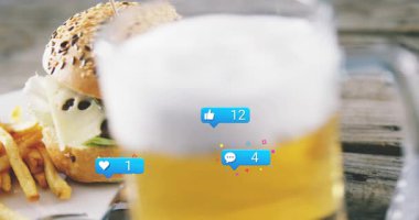 Sahne açılışı, ortaya çıkan baloncuklar, çoğalan, hamburger ve patates kızartması üzerinde yüzen, araba sürmeyi seven. Tabak, içecek, cam, kafe, ahşap, ikonlar, kaplama