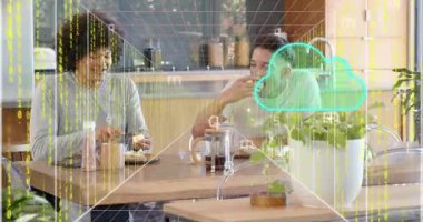 Masada yemek yiyen iki adam etraflarında beliriyor, bulut simgeleri düşen kodlar teknolojiyi gösteriyor. İkili, arkadaşlar, yemek, mutfak, ev, neon, holografik