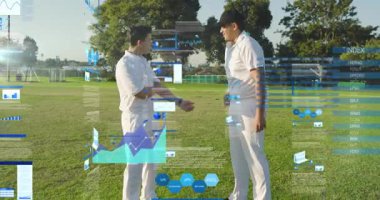 Oyuncular, spor saatlerinin verilerini sahada bir noktadan diğerine senkronize ediyorlar, hologramlar yol gösteriyor. Sporcu, takım arkadaşı, açık hava, park, çim, giyilebilir, cihaz