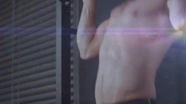 Adam sürekli barfiks çekiyor, lens alevleniyor fitness antrenmanı için kas yoğunlaştırıyor. Jimnastik, atlet, üst vücut, güç, spor salonu, raf, dramatik