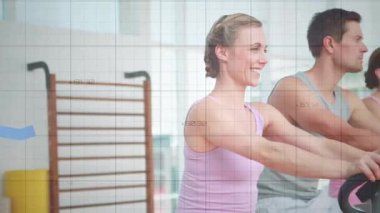 Kamera izleme sırası, spin atölyesinde pedal çevirme, sürücüleri takip eden grafikler. Bisiklet, spor salonu, grup, sınıf, bisiklet, enerji, gün ışığı