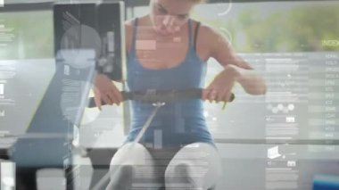 Kavrayıcı sapları olan iki kadın, fitness için inme inişi başlatan, veriler takip ritmini örtüyor. Kürek, spor, çift, makineler, monitörler, stabilityball, antrenman