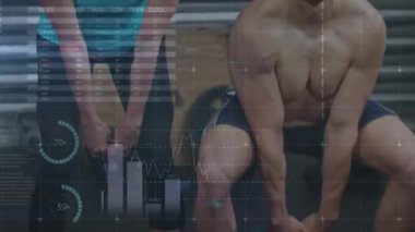 Koç, fitness takibi için üç çaydanlık sallamaya başlıyor. Yüksek çözünürlüklü veri grubu. Senkronize, takım çalışması, güç, ahenk, spor salonu, endüstriyel, turkuaz