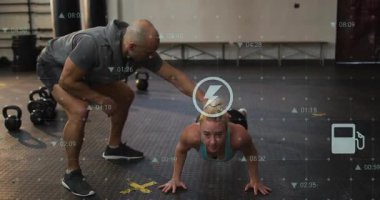 Beden dersinde koç işaretini yükselten bir kadın. Kettlebell 'li antrenör kılavuz formu ve üstüste bindirilmiş ölçüler. Kadın, eğitmen, güç, egzersiz, hizalama, düzeltme, stüdyo