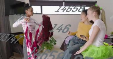 Elbise gösteren bir kadın, görünüş seçen arkadaşlar, güzellik için makyaj yapan bir kadın. Çerçeveyi kaplayan numaralar. Gardırop, kıyafetler, stil, üçlü, işbirliği, rahat, yatak odası