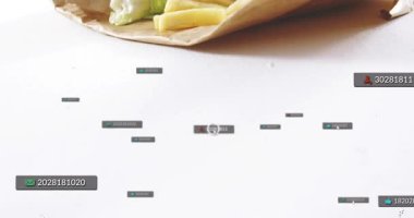 Parşömen giriyor, rozetler sürükleniyor ve yığılıyor, hedef seçiliyor, kameralar hamburgeri gösteriyor. Sandviç, patates kızartması, etiket, rakam, simge, masa üstü, stüdyo