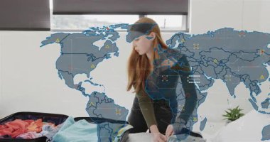 Kadın bavulu açıyor, bavulu topluyor ve kapatıyordu. Harita etrafını gezmek için genişletiyordu. Sandık, organizasyon, dünya, bilgi grafikleri, ağ, minimalist, yatak odası