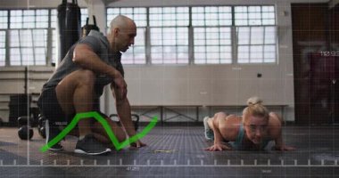 Spor salonundaki stajyer koç, şınav çeken stajyer antrenörlük için yeşil veri hattını takip ediyor. Antrenör, atlet, fitness, egzersiz, kettlebell, pencereler, analitik