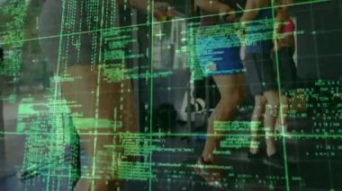 Spor salonunda beden eğitimi dersinde ip atlama, kameranın kadınlara çevrilmesi, spor için yeşil kod değiştirme. Egzersizler, grup, eğitim, stüdyo, dijital, fütürist, kardiyo