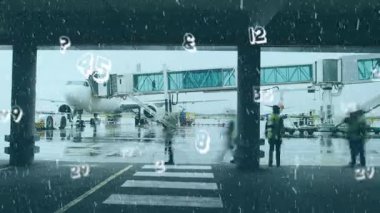 Yer ekibi servis jetine doğru hareket ederken hareketli sayısal örtüler beliriyor ve karla kaplanıyor. Uçak, havaalanı, kapı, önlük, yağmur, yansıtıcı, yolcular