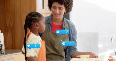 Baker çocuk keki dekorasyonuna rehberlik ediyor. Canlandırılmış simgelerle dolu boru torbaları dağıtıyor. Akıl hocası, çocuk, fırın, krema, krema, ev, tezgah