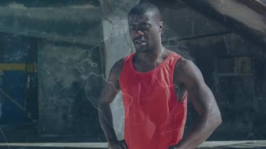 Sporcu bakışlarını indiriyor ve akıllı seğirerek gövdeyi haritayla örtüyor. Bu sırada da zindeliği takip ediyor. Kaslı, endüstriyel, kentsel, cesur, beton, halatlar, giyilebilir