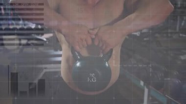 Göğüs kafesine 20 kg 'lık kettlebell çeken bir adam gövdesindeki zindeliği göstermek için salınıyor. Sporcu, güç, spor salonu, ağırlık, antrenman, kas gücü, odaklanma