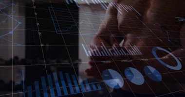 Akıllı telefonları dinleyen bir erkek atlet, çizelgeleri tıkırtılara senkronize ediyor, fitness takibi yapıyor, uzaklaşıyor. Spor salonu, ağırlık, hologram, 3d, veri, dijital, odaklanma