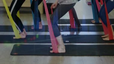 Eğitmen rolünde altı kadın, spor olsun diye minderlere senkronize bant çömelmesi yapıyorlar. Grup, sınıf, stüdyo, direniş, egzersiz, koordinasyon, satır