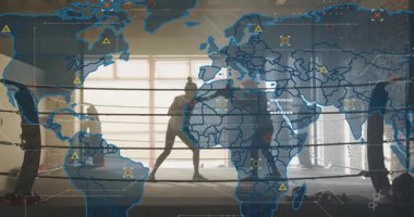 Yumrukla başlayan iki boksör, yumruk yumruğa, antrenman için spor salonunda kucaklaşma, HUD üst üste bindirme yüzüğü. Antrenman, depo, arka ışıklandırma, siluet, eldivenler, ayak oyunları, savunma