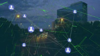 Alacakaranlık düşüşü etkinleştiriliyor, mavi simgeler yayılıyor ve yeşil telemetri trafik akışını haritalıyor. Ağ, kentsel, alacakaranlık, geleceksel, geometrik, dijital, bağlantı