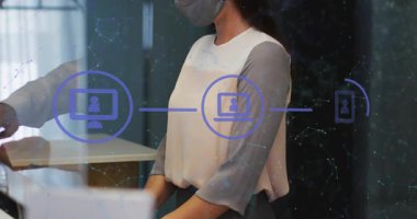 Resepsiyondaki kadın otel kayıt ağı simgeleri için konuktan belge alıyor. Resepsiyonist, lobi, klasör, kağıt, kaplama, dijital, arayüz