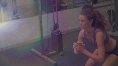 Aynanın yanındaki plyo kutusundan inen bir kadın spor salonunda spor yapmak için çömelme hareketleri yapıyor. Eğitim, atletik, hareket, dinamik, denge, odaklanma, alevlenme