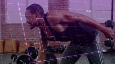 Spor salonunda tek kollu sıra kaldıran bir adam, mor şebeke takip sistemi, bina dayanıklılığı. Sporcu, fitness, ağırlık, stüdyo, kaplama, odaklanma, kararlılık