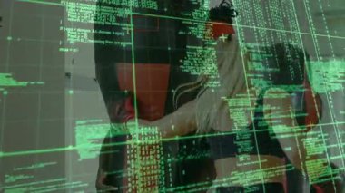 Stajyer yaklaşan çanta, boks tatbikatı için iniş kombinasyonları yeşil HUD altında sabit antrenör. Sporcu, koç, eldivenler, spor salonu, stüdyo, hareket, ayak oyunları