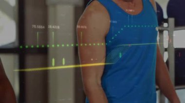 Mavi tanklı bir adam siyah tank kıvrımlı bir adam olarak dambılı kaldırıyor. Spor, ikili, antrenman, ağırlık, ilaç, top, gün ışığı