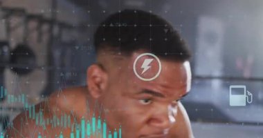 Boks salonunda kameraya yumruk atan erkek boksör, siyanür grafikleri ve simge izleme metriklerine neden oluyor. Dövüşçü, atlet, halka, örtü, ter, odaklanma, yoğunluk