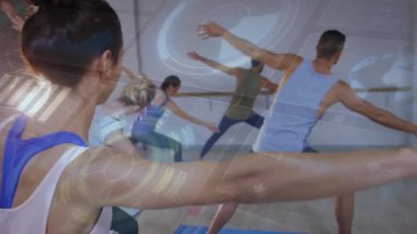 Koçu takip eden bir kadın, mavi minderlerin üzerine atlayan bir kadın, yoga için HUD hizalama formu. Grup, fitness, stüdyo, barre, dinamik, denge, esneklik