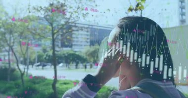 Kadın el ele verip kulaklık takıyor. Finans raporları üzerinde kayarken kulaklık takıyor. Kadın, banliyö, kulaklık, bluetooth, akıllı kaset, kapüşonlu, sırt çantası.